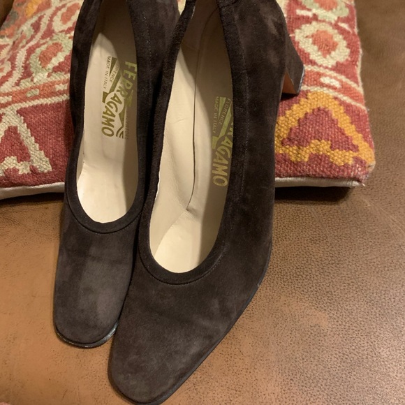 8.5 Ferragamo Brown Suede Block Heel pumps - Picture 14 of 15